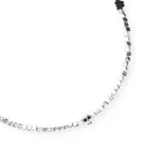 Collar de cuero negro con cuentas plateadas de aleación de metales y dije de calavera.