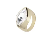 Anillo dorado con cristal facetado en forma de rombo invertido.