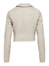 Campera biker de efecto cuero color beige, con cuello camisero, cierre asimétrico y detalles de costuras pespunteadas en hombros y mangas.