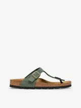 Sandalias Birkenstock modelo Gizeh, color verde con hebilla dorada ajustable.