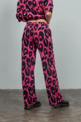 Pantalón fucsia con estampado animal print negro, de corte recto, tiro alto y cintura elastizada.