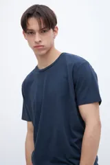 Remera de manga corta color blanco, con cuello redondo y corte holgado.