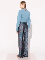 Pantalón sastrero de jacquard con estampado animal print en tonos azul y marrón.
