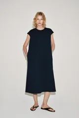 Vestido midi ZW Collection confeccionado en mezcla de algodón, en color azul marino. Presenta cuello redondo, manga sisa, bolsillos laterales ocultos en costura, bajo acabado en línea evasé y cierre trasero con cremallera.
