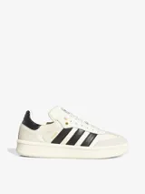Championes Adidas Samba XLG color crema con las tres tiras laterales en negro.