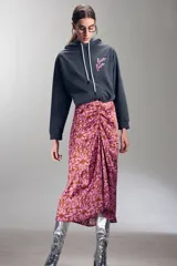 Falda midi con estampado de flores color marrón y rosado, con detalle de drapeado en la cintura.