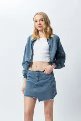 Minifalda de jean negra con corte asimétrico en el frente y deflecado tanto en la cintura como en el ruedo.