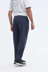 Pantalón de jogging negro de felpa sin frisa, confeccionado en 100% algodón, de corte relajado y diseño liso.