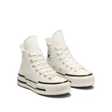 Championes Converse Chuck 70 Plus, color blanco hueso con detalles en negro. Zapatilla de caña alta con plataforma y diseño asimétrico.