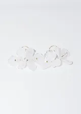 Par de aros colgantes con forma de flor roja de acrílico y aro dorado.