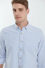 Camisa de manga larga con estampado de rayas verticales finas en tonos gris y blanco. Presenta cuello button-down, bolsillo frontal en el pecho y botones de madera.