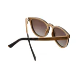 Lentes de sol Indie Volcano Alcanfor con armazón de madera color marrón claro y lentes marrones polarizados. Hechos a mano con maderas certificadas, fibra de carbono y eco acetato de celulosa. Unisex.