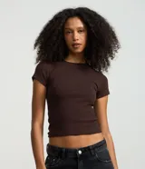 Blusa básica de manga corta y cuello redondo, confeccionada en malla rib de algodón con ajuste ceñido al cuerpo.
