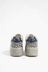 Zapatillas urbanas con estampado animal print, plataforma color gris y detalles dorados.