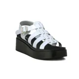 Sandalias blancas con plataforma negra, tiras anchas cruzadas y pulsera con hebilla.