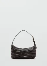 Bolso mediano de diseño trenzado color negro, con asa de hombro ajustable y cierre de cremallera.