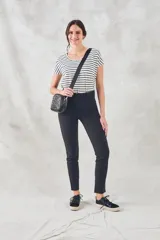 Pantalón de vestir azul marino, de corte skinny y tiro medio, con bolsillos laterales y cierre invisible en el lateral.