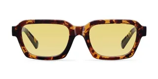Lentes de sol unisex Adisa Tigris con armazón carey de forma rectangular y lentes amarillas polarizadas.