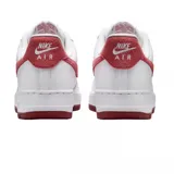 Zapatillas urbanas Nike Air Force 1 07, color blanco con detalles en rojo.