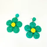 Aros colgantes con forma de flor, hechos de rafia sintética color verde y centro amarillo.