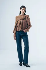 Cardigan de punto color marrón con diseño de rombos bordados en hilo claro. Presenta cuello redondo, cierre frontal con botones y mangas largas con detalle de letras bordadas.