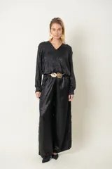 Blusa italiana laminada color dorado, de corte cruzado con elástico en la cintura y mangas largas.