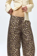 Pantalón tobillero en denim de algodón con estampado de leopardo, cintura elástica y bolsillos al bies. Modelo de corte holgado con piernas barrel y costuras laterales avanzadas.