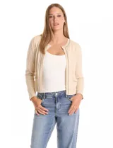 Cardigan corto de tejido con textura de rombos en relieve, color beige. Presenta un ribete decorativo con cadena dorada en el cuello y la abertura frontal, mangas largas y bolsillos delanteros simulados.