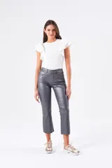 Pantalón gris metalizado de corte cropped y tiro medio.