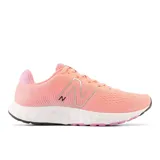 Championes New Balance 520 V8 para mujer, color salmón con detalles en plateado, blanco y lila. Capellada de malla sin costuras, entresuela de espuma EVA y cierre con cordones.