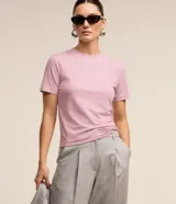 Remera básica Cortelle de ribana en color rosado, con mangas cortas y cuello redondo ajustado.
