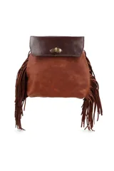 Mochila de cuero color suela con textura granulada, solapa superior en cuero oscuro con cierre metálico giratorio y flecos laterales largos.