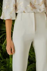 Pantalón de vestir blanco de tiro alto y corte acampanado.