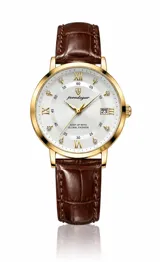 Reloj Poedagar modelo Verona con caja dorada, esfera blanca con números romanos y cristales, fechador y correa de cuero marrón con textura de cocodrilo.