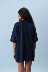 Remera color crema de corte holgado con estampado frontal que incluye la frase "Menos Etiquetas, Más Amor" y un dibujo de cerezas.