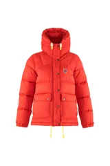 Campera puffer color rojo con capucha, cierre frontal con botones a presión y dos bolsillos con solapa en el frente.