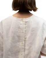 Camisa de lino blanca de mangas cortas y corte holgado.
