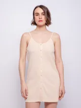 Vestido corto negro, sin mangas, con escote redondo y cierre frontal de botones.