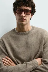 Jersey regular fit de punto tejido en hilatura con mezcla de algodón y lino, cuello redondo y manga larga, con acabados en rib en cuello, puños y dobladillo.