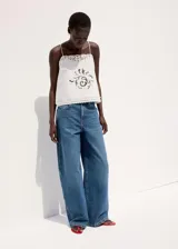 Jeans de denim azul de corte wide leg, tiro medio y diseño clásico de cinco bolsillos.