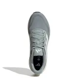 Championes de running Adidas Runfalcon 5, color gris con detalles en blanco. Presentan exterior de malla transpirable, mediasuela con tecnología Cloudfoam para mayor amortiguación y suela de goma Adiwear para mayor durabilidad.