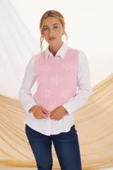 Chaleco de punto lila con estampado de flores naranjas.