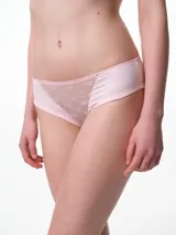 Bombacha de tiro medio confeccionada en microfibra y encaje, con panel frontal de encaje floral y laterales lisos. Cuenta con fundillo de algodón para mayor comodidad.
