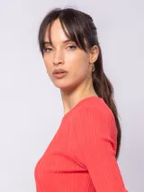 Cárdigan blanco de tejido de punto en rib irregular con broche metálico en la parte frontal.