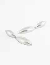 Aros colgantes plateados con forma de dos hojas alargadas unidas.