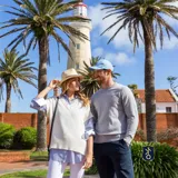 Buzo gris de cuello redondo y manga larga.