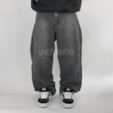Pantalón de jean negro con corte holgado y estilo baggy. Confeccionado en denim de algodón de textura suave.
