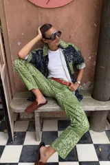 Camisa oversize de algodón con estampado bandana en tonos azul y verde. Diseño de bloques de color, cuello clásico, puños abotonados y bolsillo delantero en contraste.