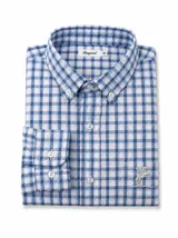 Camisa de algodón a rayas celestes y blancas, de corte clásico con manga larga, cuello tradicional y un bolsillo en el pecho.