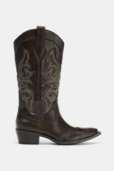 Bota cowboy de caña alta color marrón oscuro, con bordados a contraste y tacón medio en bloque.